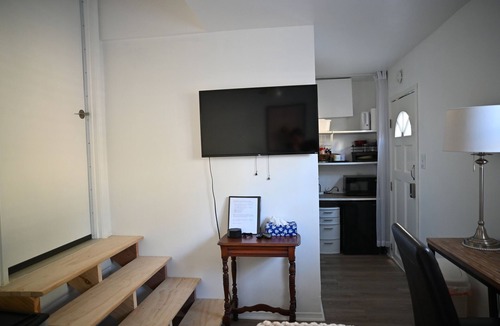 El Segundo Apartment | Comfortable 1BR Studio for Two - Walkable Location + Jacuzzi