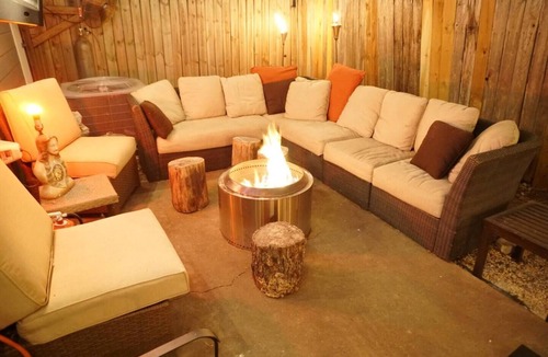 North Loop House | Comfortable 3 Bedroom Home - Walk to Restaurants & bars!