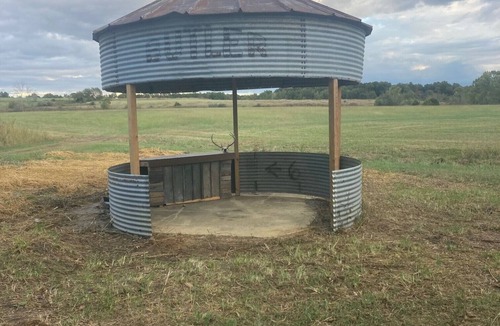 Johnston City Cabin | Comfortable cabin with a beautiful view