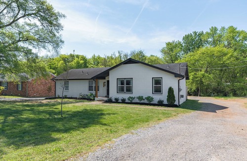 Murfreesboro House | Comfortable Cozy White Brick Stay New by MTSU & DownTown Square Murfreesboro