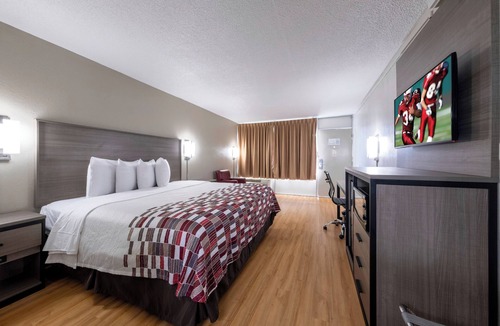 Charlottesville Hotel | Comfortable King Bed Stay Perfect for Exploring Monticello and Charlottesville