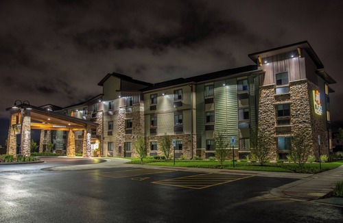 North Aurora Hotel | Comfortable North Aurora Stay | Pet-Friendly and Fully Equipped Kitchen