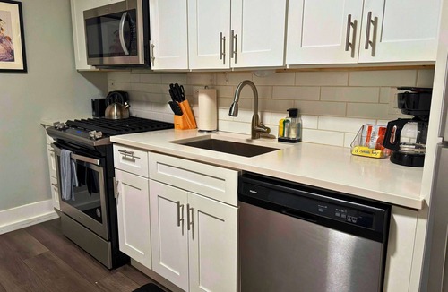 Sheffield and DePaul Apartment | Comfortably Appointed 3BR Apt