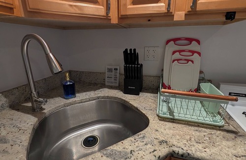 Oak Park Apartment | Comfy 2-bedroom apartment with AC, WiFi in Oak Park