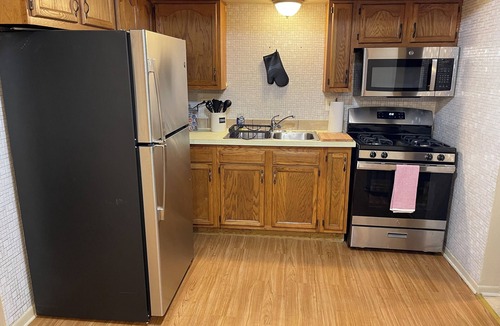 Chicago Ridge Apartment | Comfy 2 bedroom condo with 75” smart TV