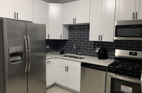 Greater Grand Crossing House | Comfy 4 bedroom Apartment in the center of CHICAGO! 15 mins from Downtown!