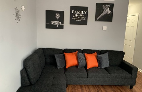 Greater Grand Crossing House | Comfy 4 bedroom Apartment in the center of CHICAGO! 15 mins from Downtown!