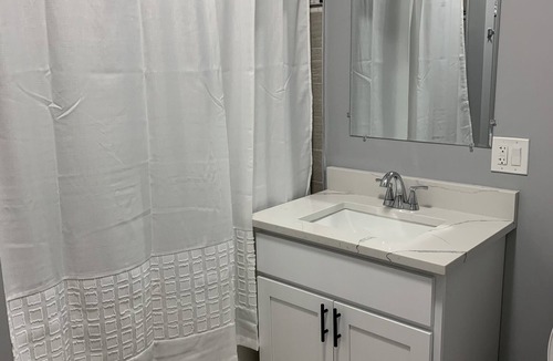 Greater Grand Crossing House | Comfy 4 bedroom Apartment in the center of CHICAGO! 15 mins from Downtown!