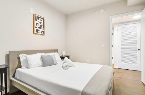 Clarendon Apartment | Comfy Clarendon Apt - Steps from Metro