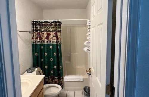 Renault Bed & Breakfast | Comfy Double Queen Economy Room with Free Parking!