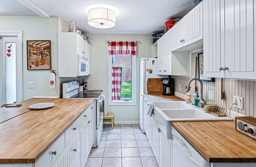 Quechee Condo | Condo with Lake Access, Saltbox, Pet-Friendly