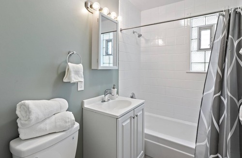 Lombard House | Contemporary Chicago Getaway in Lombard