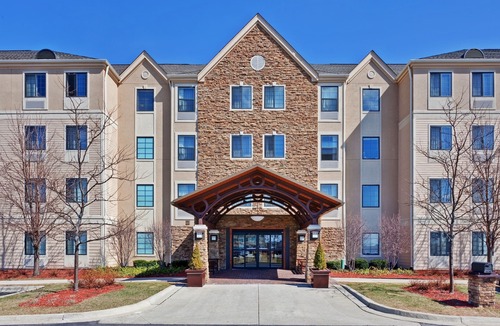 Glenview Condo | Contemporary Suite in "The Glen" Business District | 24 Hour Fitness Center + Indoor Pool + Kitchen