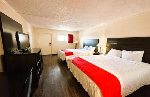 West San Antonio Hotel | Convenient & Comfortable Room with 2 Queen Beds & Outdoor Pool Near SeaWorld
