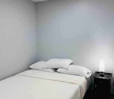 Des Plaines Villa | Convenient Stay near Chicago Ohare Airport with King Beds and Coffee