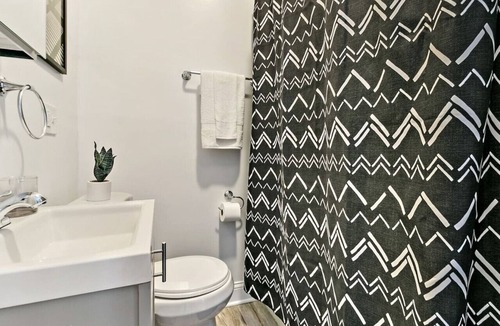 Wrigleyville Apartment | Cool 2BR | Wrigleyville close to Fun City