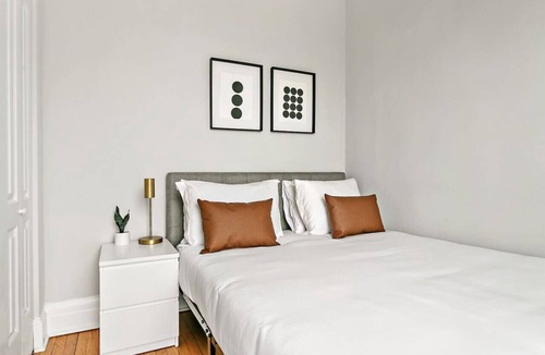 Wrigleyville Apartment | Cool 2BR | Wrigleyville close to Fun City