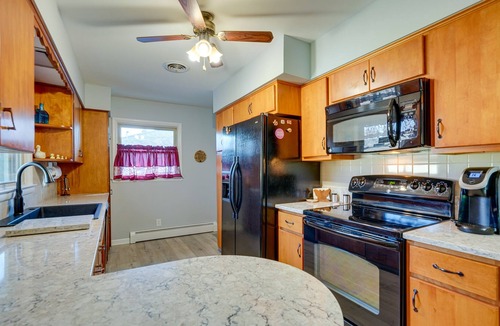 Streator House | 'Coty's House' Illinois Getaway w/Bar: Near Golf!