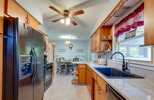 Streator House | 'Coty's House' Illinois Getaway w/Bar: Near Golf!