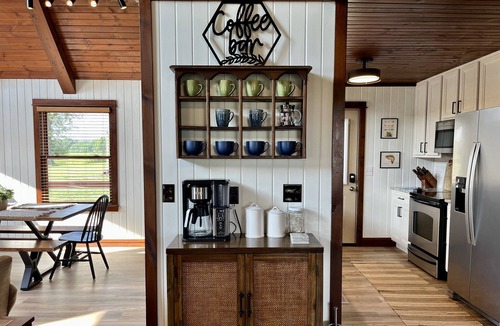 Wolf Creek House | Country Chateau w/HOT TUB - Wineries + Hiking