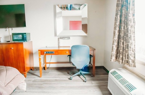 Benton Hotel | Country Garden & Suites