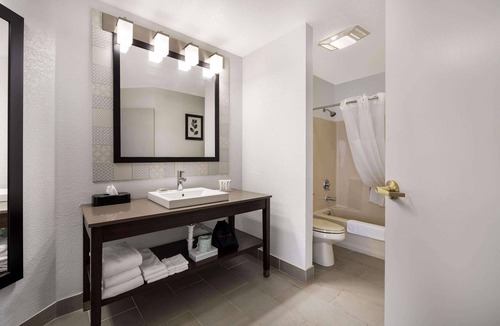 Freeport Hotel | Country Inn & Suites by Radisson, Freeport, IL
