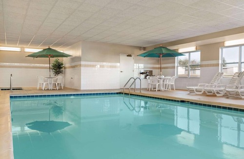 Orange Prairie Hotel | Country Inn & Suites by Radisson, Peoria North, IL
