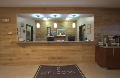 Quad Cities Hotel | Country Inn & Suites by Radisson, Moline Airport, IL