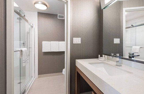 Vaughan Hotel | Courtyard by Marriott Toronto Vaughan