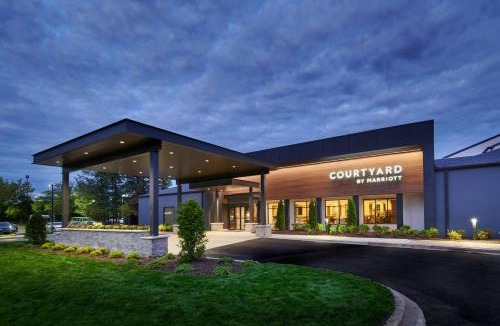 Half Day Hotel | Courtyard Chicago Lincolnshire