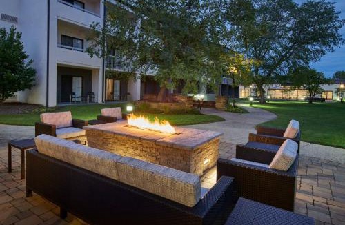 Half Day Hotel | Courtyard Chicago Lincolnshire