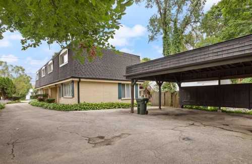 Lake Forest House | Coveted Location:Downtown Lake Forest 3/2.5 Duplex