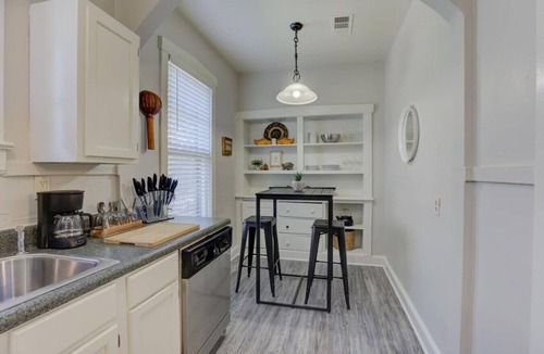 Cooper-Young Historic District House | Cox A · Memorable Nomad Haven! Walk to Cooper Young`s Best