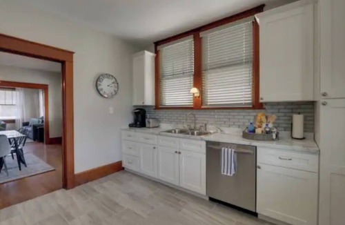 Quincy House | Cozy 1930's bungalow meets modern amenities!