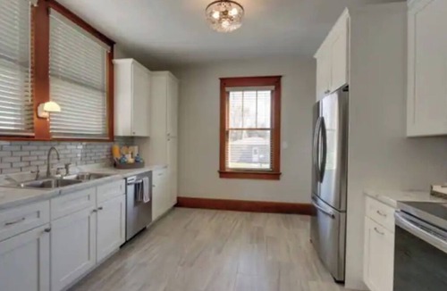Quincy House | Cozy 1930's bungalow meets modern amenities!