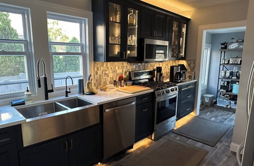 Rockford Apartment | Cozy 1BD Private Room w/Queen Bed & EV Charger