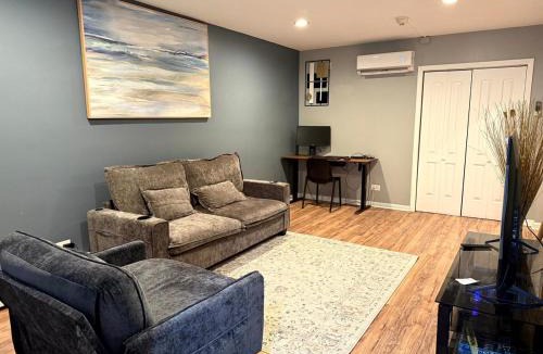 Rogers Park Apartment | Cozy 1BR Retreat Near Transit, Dining And Parking