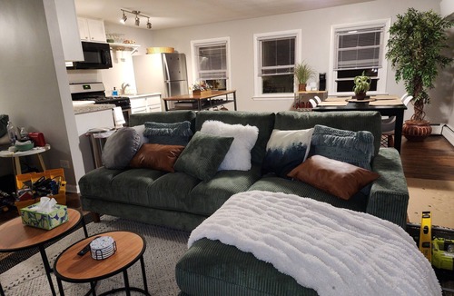Geneva Apartment | Cozy 2 bd/1ba upper apt -Free WIFI, parking -1mi to Geneva 3rd & Chicago Metra