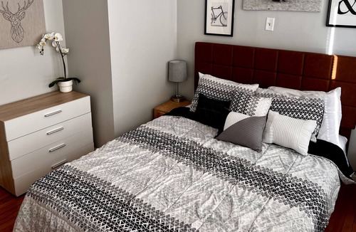 South Chicago Apartment | Cozy 2-bdr unit close to the beach w/ parking