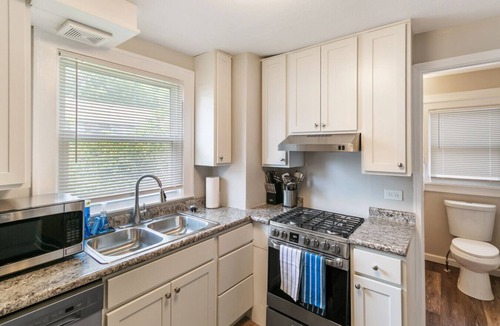 Highwood Apartment | Cozy 2 bed Apt- 2 train stops to the Naval Base!