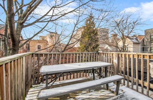 Lakeview Apartment | Cozy 2-Bedroom Apartment | Close to Wrigley
