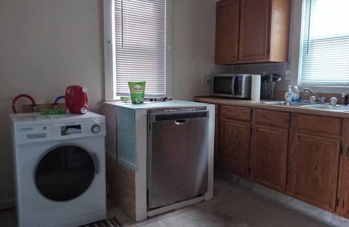 Springfield House | Cozy 2-bedroom bungalow with AC and WiFi in charming Springfield