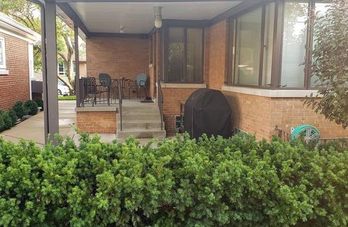 Skokie House | Cozy 2 bedroom house/w garage in Skokie