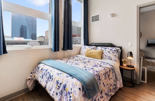 Near South Side Condo | Cozy 2bd/2ba McCormick Museums Condo (+Gym & Rooftop)