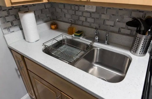 Albany Park Apartment | Cozy 2BR/1BA Garden Apartment Near Lincoln Square