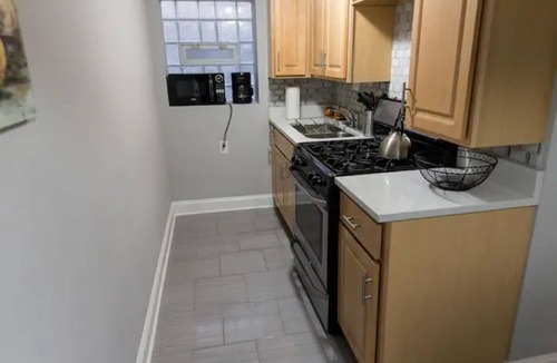 Albany Park Apartment | Cozy 2BR/1BA Garden Apartment Near Lincoln Square