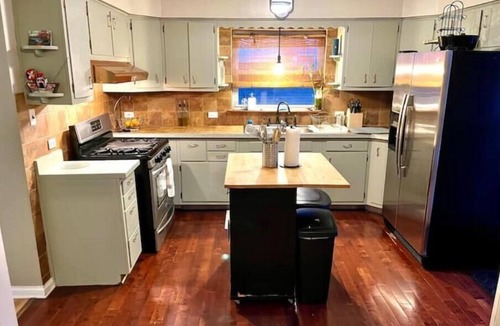 Chicago Lawn House | Cozy 3 Bedroom Family Sized Duplex/9 mins from Midway airport!nn