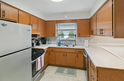 Libertyville House | Cozy 3 bedroom in DT Libertyville Near Naval Base!