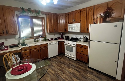 Rockford House | Cozy 3 Bedroom town house right by Rockfork university.