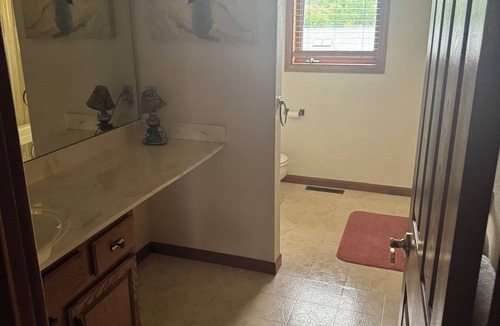 Rockford House | Cozy 3 Bedroom town house right by Rockfork university.